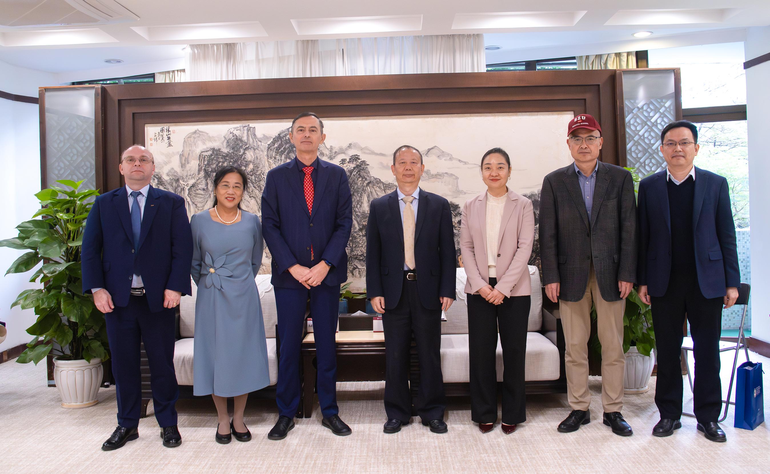 罗马尼亚巴比什博雅依大学代表团和秘鲁里卡多·帕尔马大学代表团来访乐竞平台